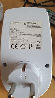 Rückseite eines weißen Netzteils mit Typenschild