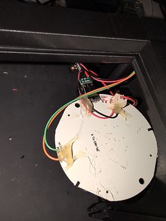 Elektronikkomponenten mit Kabeln und weißer Platine