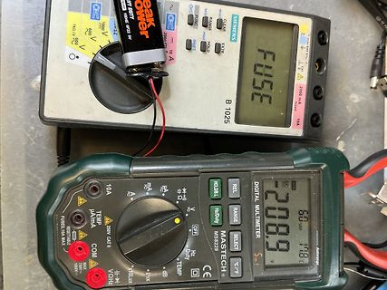 Zwei digitale Multimeter mit Messwerten