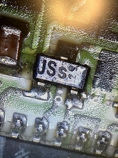 Makroaufnahme eines elektronischen Bauteils auf Leiterplatte