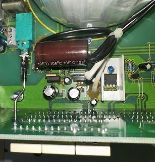 Nahaufnahme einer Leiterplatte mit Elektrolytkondensatoren und Bauteilen