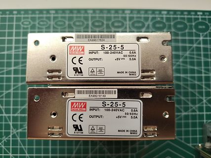 Zwei Mean Well S-25-5 Schaltnetzteile