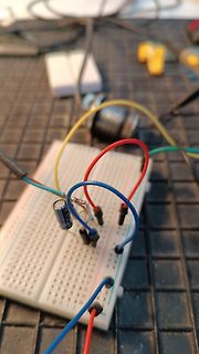 Aufbau auf einem Breadboard mit Bauteilen und Kabeln