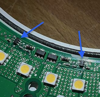 Nahaufnahme einer Leiterplatte mit LEDs und SMD-Bauteilen