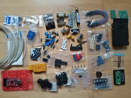 Verschiedene Elektronikbauteile und Komponenten auf Holzuntergrund