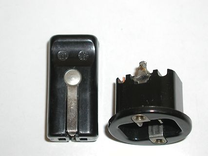 Zwei schwarze Kunststoffgehäuse mit Metallkontakten