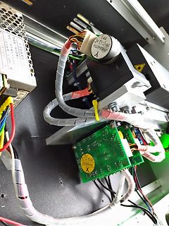 Innenansicht eines elektronischen Geräts mit Leiterplatten und Verkabelung