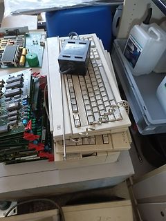 Alte Computerhardware und Leiterplatten in einer Werkstatt
