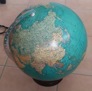 Weltkugel auf einem Tisch