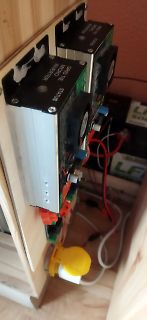 Zwei Grid Tie Inverter in einem Holzgehäuse