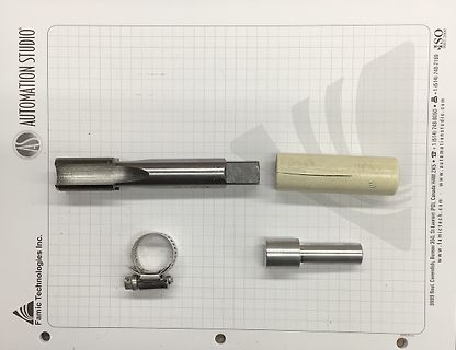 Metallteile auf Schneidematte