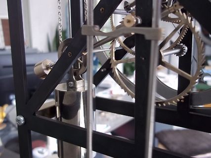 Mechanisches Uhrwerk mit Zahnrädern und Gewichten