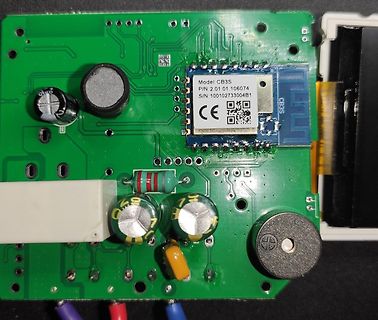 Grüne Leiterplatte mit Bluetooth-Modul und Elektrolytkondensatoren