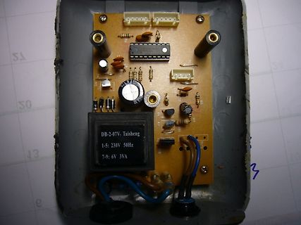Geöffnete Platine eines Netzteils