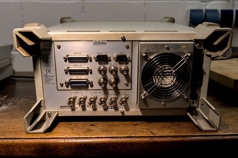 Rückseite eines Adventest Messgeräts mit Anschlüssen