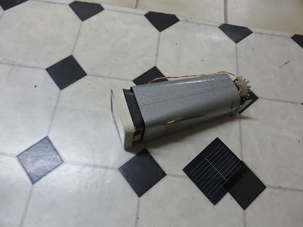 Elektronikbauteil auf Fliesenboden