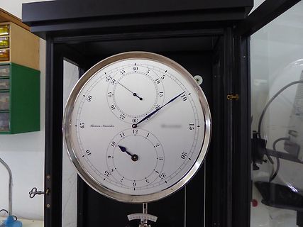 Präzisionsuhr mit zwei Zifferblättern