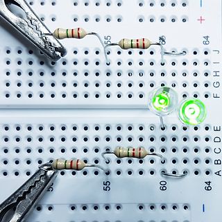 Aufbau auf Breadboard mit Widerständen und LEDs