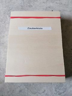 Holzkiste mit Aufschrift Zauberkiste