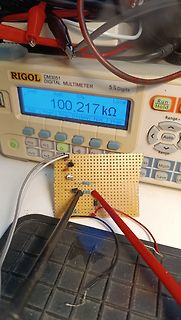 Digitalmultimeter misst Widerstand auf Lochrasterplatine