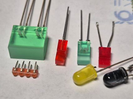 Verschiedene elektronische Bauteile wie LEDs und Steckverbinder