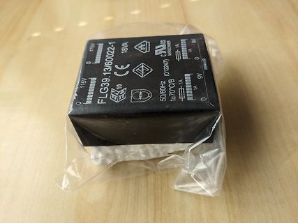 Netzteil in Plastikverpackung