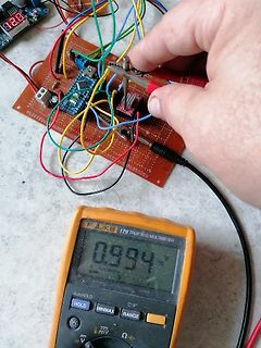 Messung einer Spannung mit Multimeter an Breadboard-Aufbau