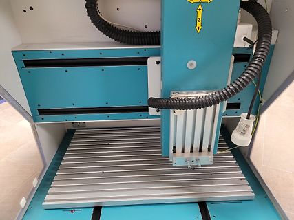 CNC-Fräse oder Werkzeugmaschine mit Arbeitsfläche