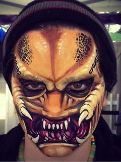 Person mit Monster-Gesichtsbemalung