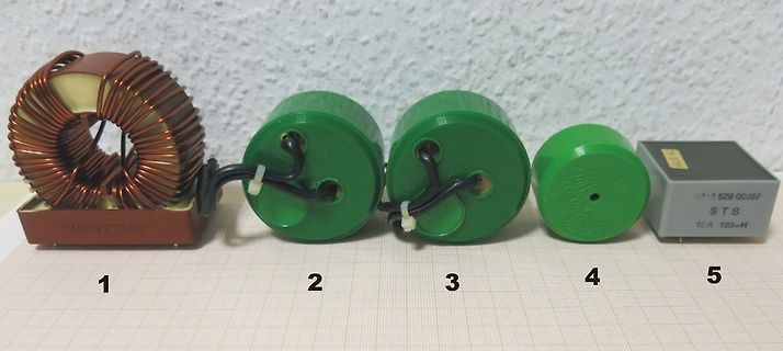 Elektronische Bauteile wie Spulen und Kondensatoren