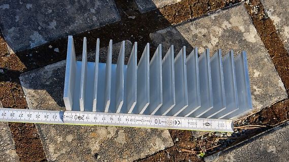 Aluminium-Kühlkörper mit Maßband