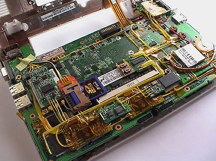 Innenansicht eines geöffneten elektronischen Geräts mit Leiterplatte
