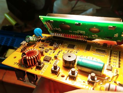 Bestückte Leiterplatte mit elektronischen Bauteilen