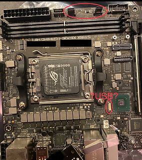 Computer-Mainboard mit CPU-Sockel und RAM-Slots