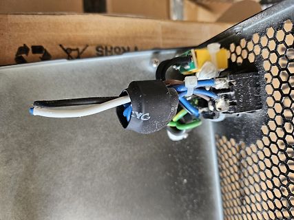 Verkabelung und Stecker in einem Gehäuse