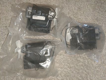 Drei in Plastik verpackte Elektromotoren
