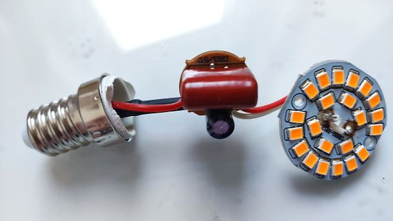 LED-Leuchtmittel mit freigelegter Elektronik