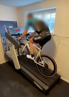 Person auf stationärem Fahrradtrainer