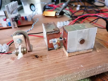 Mechanischer Aufbau mit Motoren und Holzbrett
