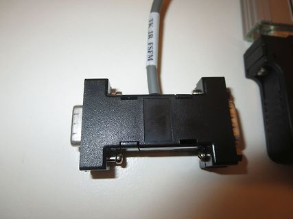 Serieller Adapter oder Kabel mit Beschriftung