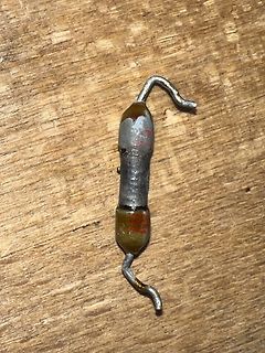Elektronisches Bauteil auf Holzuntergrund