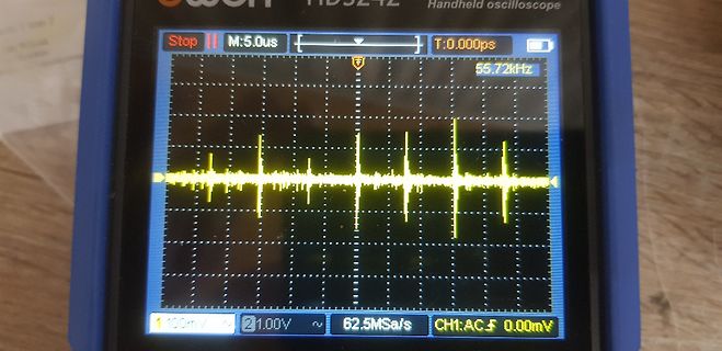 Display eines Handheld-Oszilloskops mit Signalverlauf