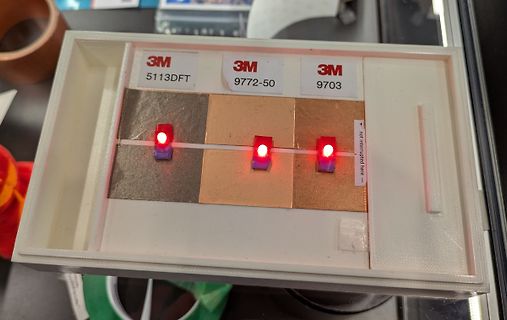 Testaufbau mit 3M Klebebändern und LEDs