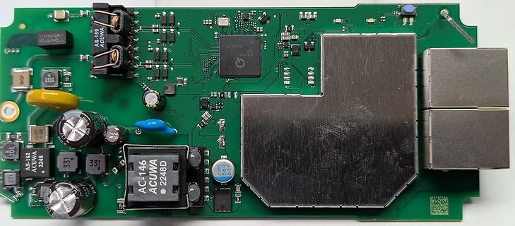 Bestückte grüne Leiterplatte mit elektronischen Bauteilen