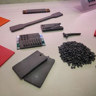 Verschiedene Kunststoffteile und Granulat auf Tisch