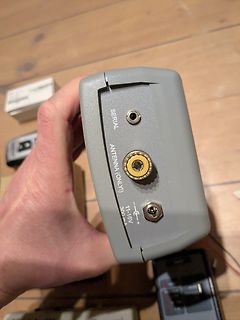 Rückseite eines elektronischen Geräts mit Anschlüssen