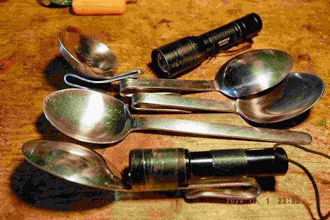 Löffel und Taschenlampen auf Holzuntergrund