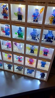 Lego Minifiguren in einer Vitrine
