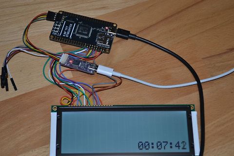 Mikrocontroller-Aufbau mit OLED-Display und LCD-Modul