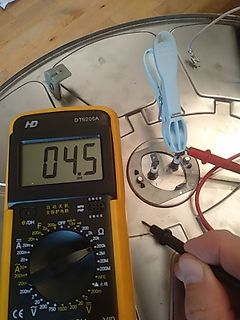 Multimeter misst Spannung an Bauteil